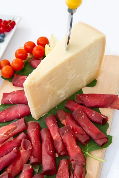 Italian appetizer with bresaola and parmesan cheese — Stock Photo, Image