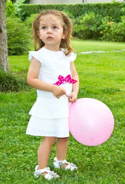 Девочка играет с воздушным шаром — стоковое фото