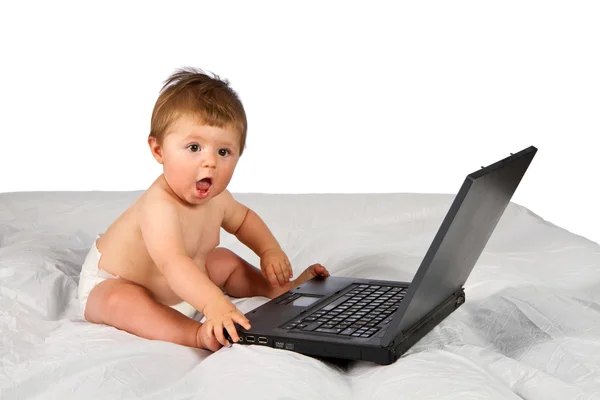 Dziecko bawiąc się laptopa — Zdjęcie stockowe