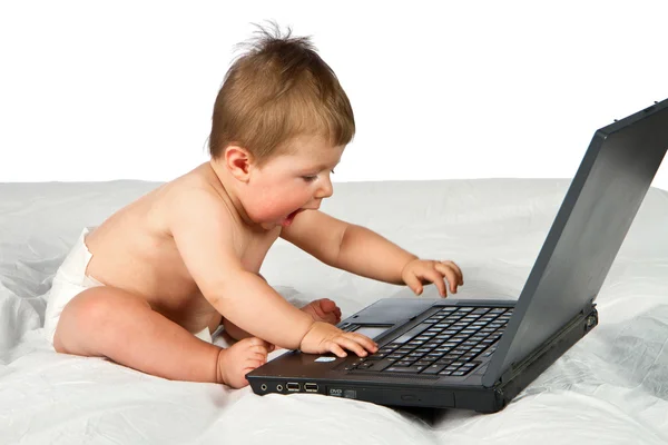 Kind spelen met een laptop — Stockfoto