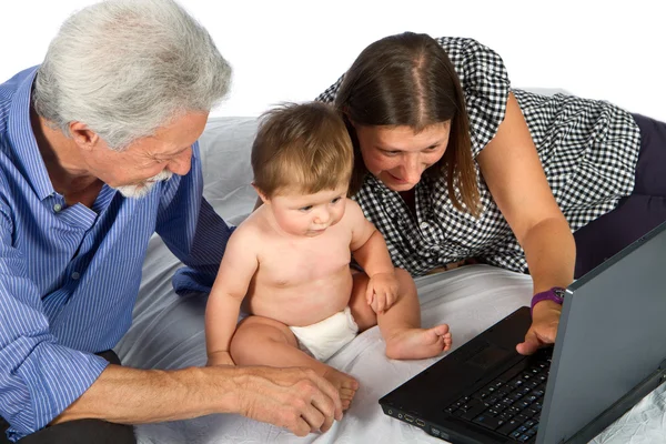 Mère et grand-père avec bébé jouent avec PC — Photo