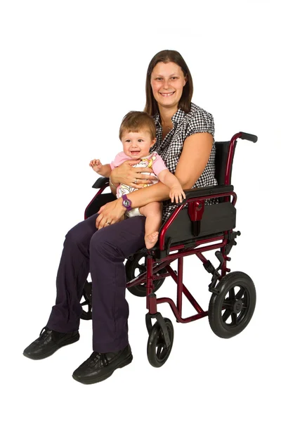 Une fille souriante avec un bébé dans un fauteuil roulant isolé sur ba blanc — Photo