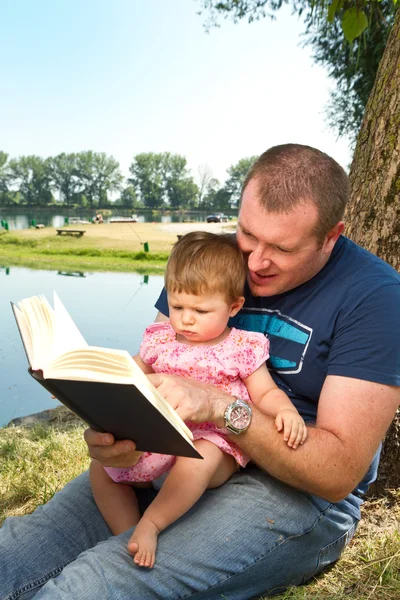Vater und kleines Mädchen lesen Buch — Stockfoto