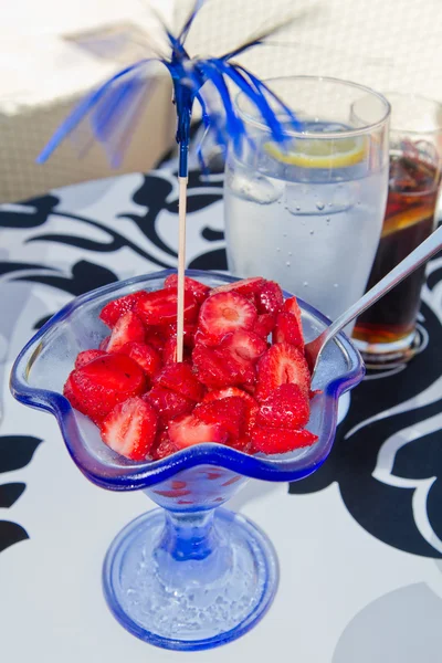 Tasse Erdbeeren — Stockfoto