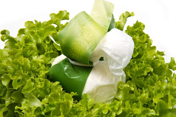 Буррата на салат на білому тлі — стокове фото