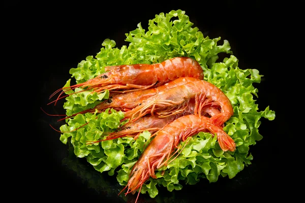 Креветки со свежим салатом — стоковое фото