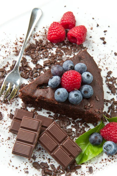 新鮮なベリーとチョコレート ケーキ — ストック写真