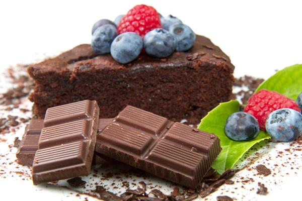 Шоколадный торт со свежей ягодами — стоковое фото