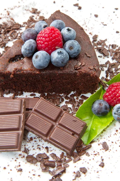 Schokoladenkuchen mit frischen Beeren — Stockfoto