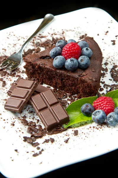 Шоколадний торт зі свіжою ягодою — стокове фото