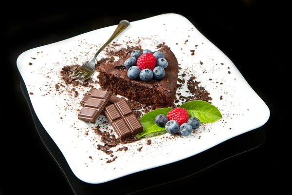 Čokoládový dort s čerstvým berry — Stock fotografie