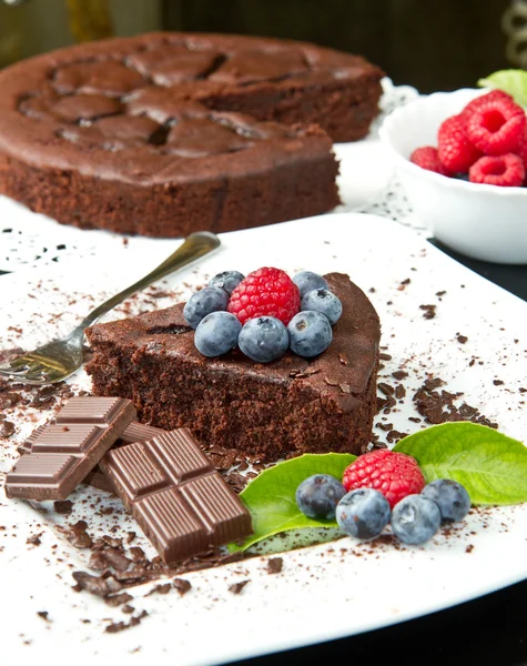 Schokoladenkuchen mit frischen Beeren — Stockfoto
