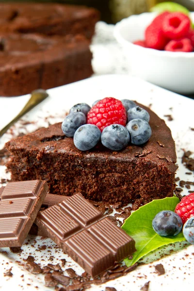 Шоколадний торт зі свіжою ягодою — стокове фото