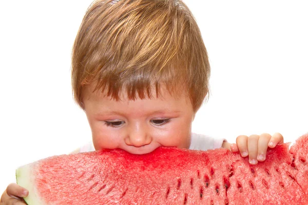Flicka äter en bit vattenmelon — Stockfoto