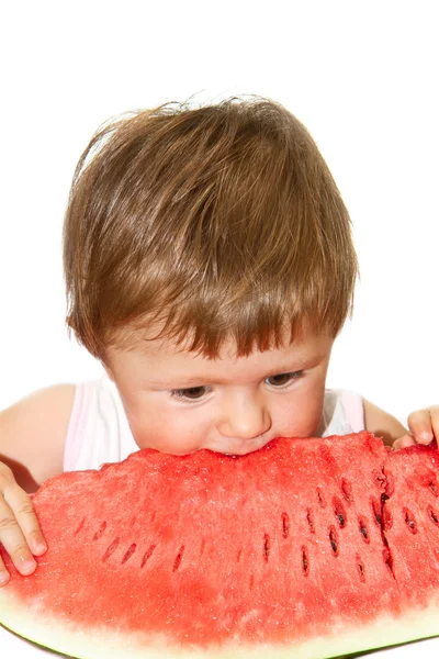 Menina comendo uma fatia de melancia — Fotografia de Stock