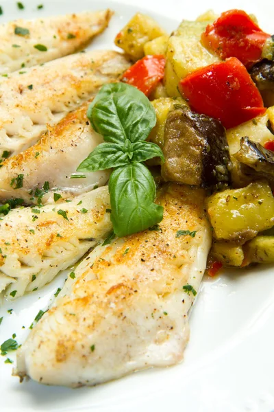Filetto di pesce con verdure — Foto Stock