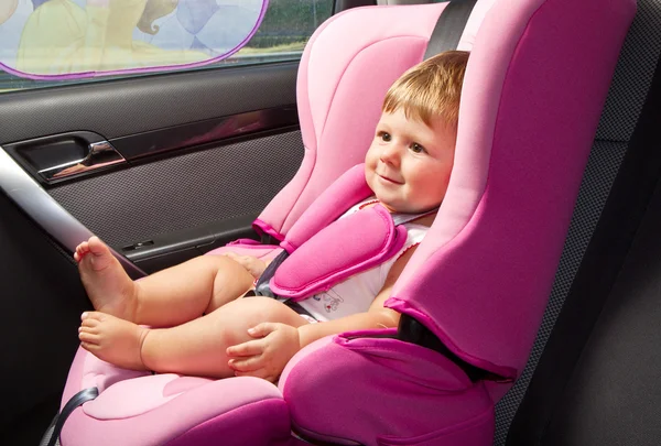 Barnet i en säkerhet bilbarnstol. säkerhet och trygghet — Stockfoto