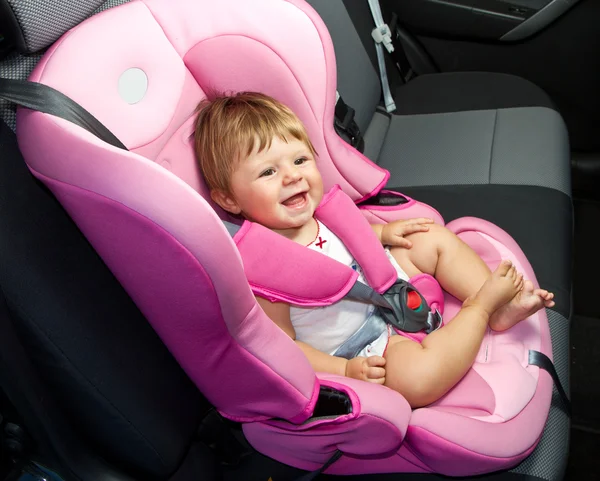 Bebê em uma cadeira de segurança. Segurança e proteção — Fotografia de Stock