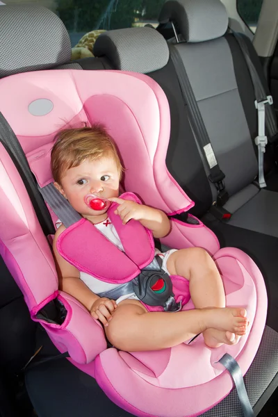 Bambino in un seggiolino di sicurezza. Sicurezza e protezione — Foto Stock