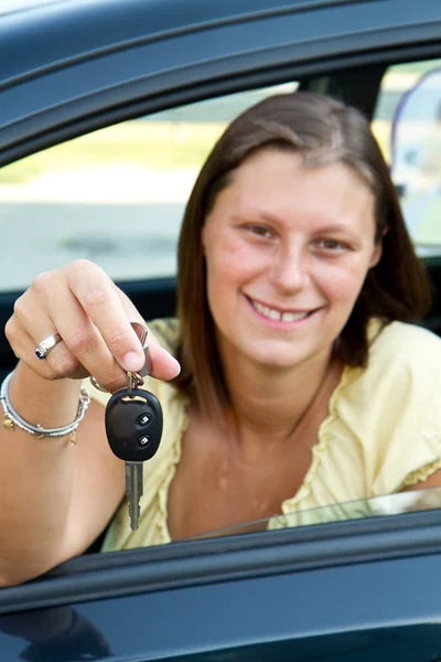 Auto bestuurder vrouw die lacht nieuwe autosleutels weergegeven: — Stockfoto