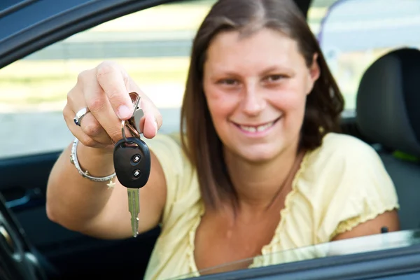 Conductor de coche mujer sonriendo mostrando nuevas llaves del coche — Foto de Stock