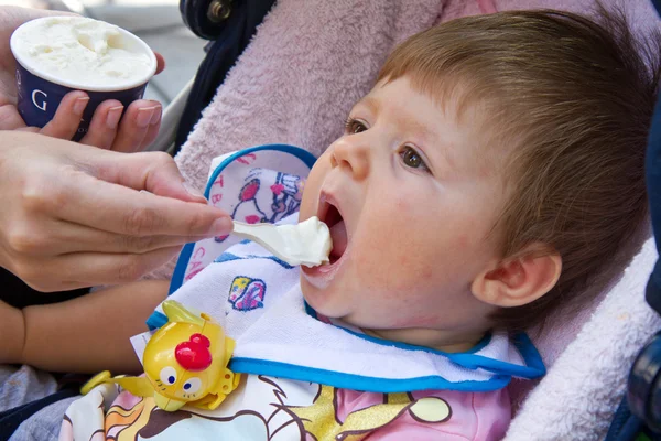 아이스크림을 먹는 아기 — 스톡 사진