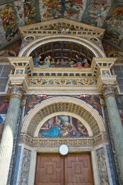 Особенность двери собора в Аосте — стоковое фото
