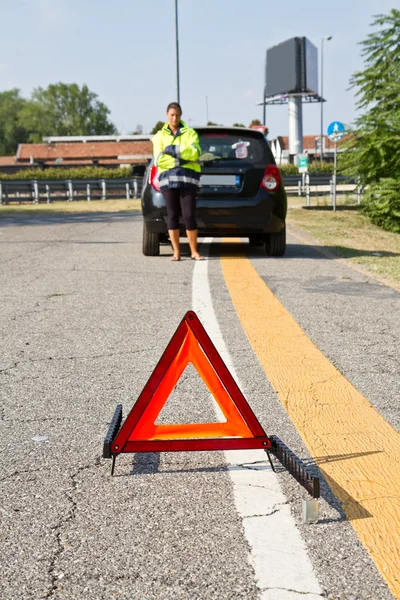 Araba kırmızı uyarı üçgeni ile aşağı kırık — Stok fotoğraf