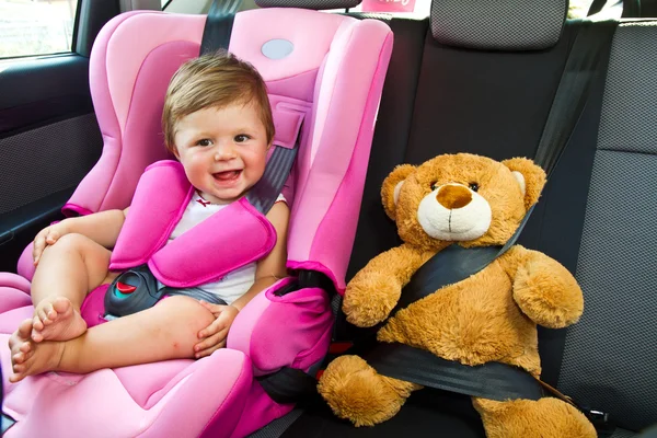 Bebê menina sorriso no carro — Fotografia de Stock