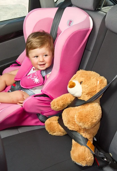 在车里的宝宝女孩微笑 — 图库照片
