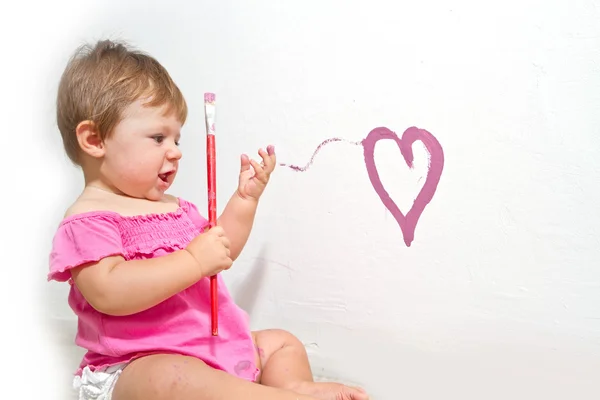 Μικρό κορίτσι χρώμα σε έναν πίνακα — Φωτογραφία Αρχείου