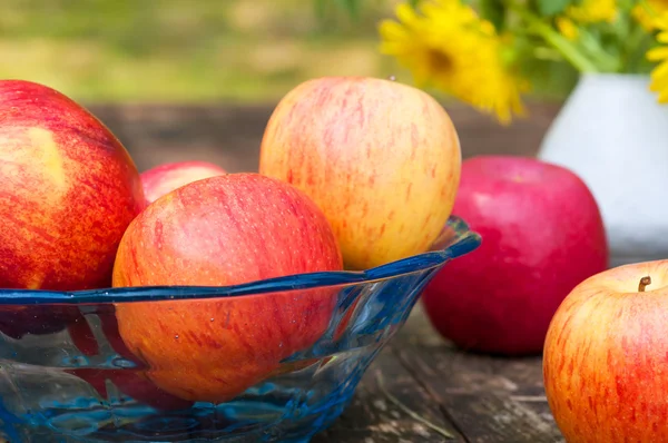 Äpfel in einer Obstschale — Stockfoto