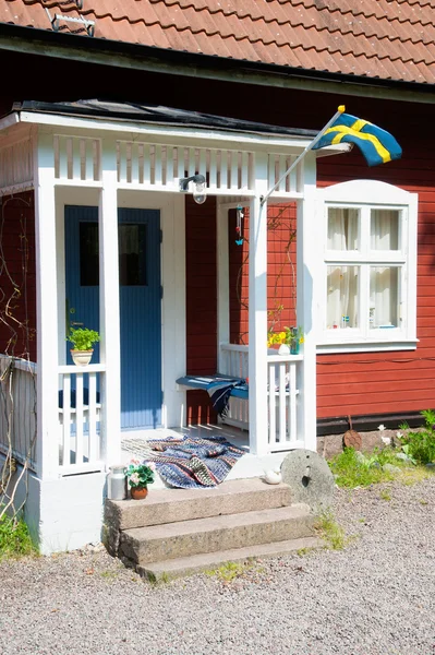 Vstup do červených dřevěných domu ve Švédsku — Stock fotografie
