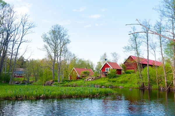 Casas de fazenda nas margens do rio Eman, Suécia — Fotografia de Stock