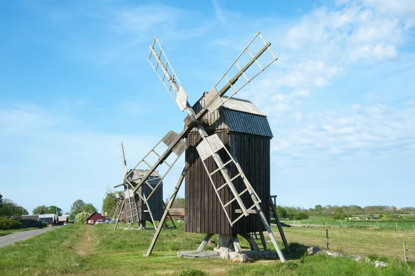 Oude houten windmolens in de buurt van lerkaka, Zweden — Stockfoto