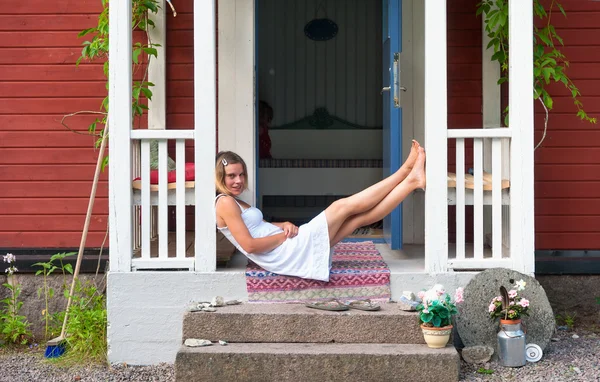 Çekici bir kadın bir verandada oturan — Stok fotoğraf