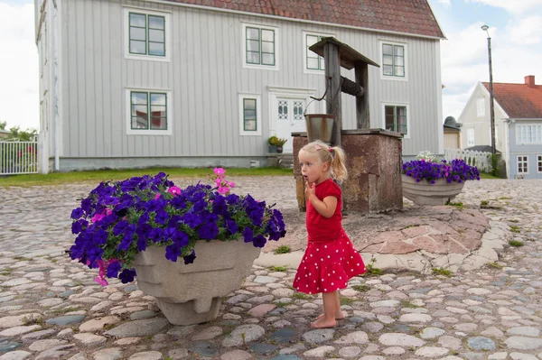 Sevimli küçük İsveçli kız dışarı keşfetmek — Stok fotoğraf
