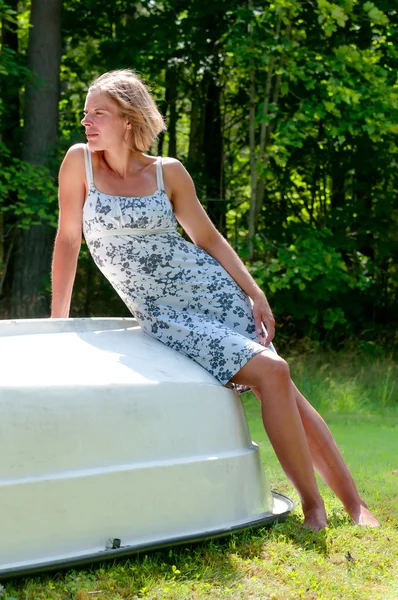 Mulher atraente reclinado em um casco de barco — Fotografia de Stock