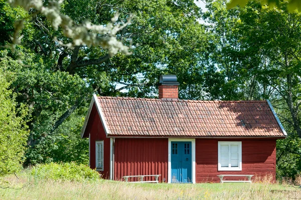 Kuriózní tradiční červené švédské chatě — Stock fotografie