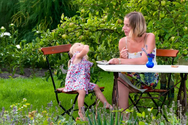 정원에 있는 어미와 딸 스톡 사진