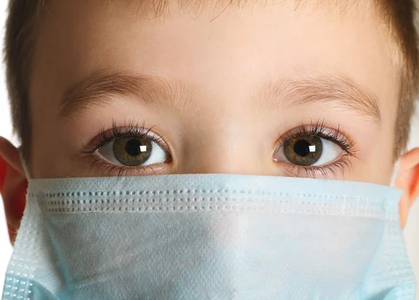 医学のマスクの少年 — ストック写真