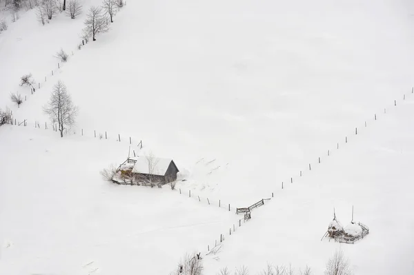 Сельская местность зимой — стоковое фото