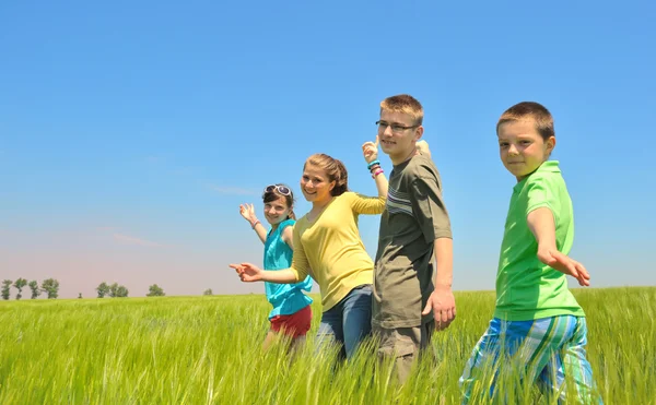 Děti hrají v pšeničné pole — Stock fotografie