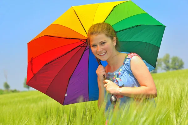 Buğday alanı şemsiye ile genç kız — Stok fotoğraf