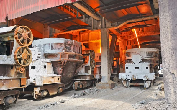 Baldes de aço para transportar o metal fundido — Fotografia de Stock