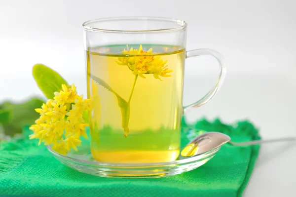 Cup of linden tea and flowers — Stock Photo, Image