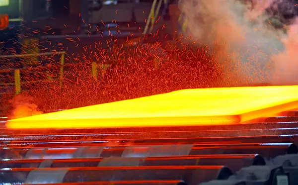 Горячая сталь на конвейере — стоковое фото