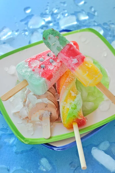 Kleurrijke ijslollys — Stockfoto
