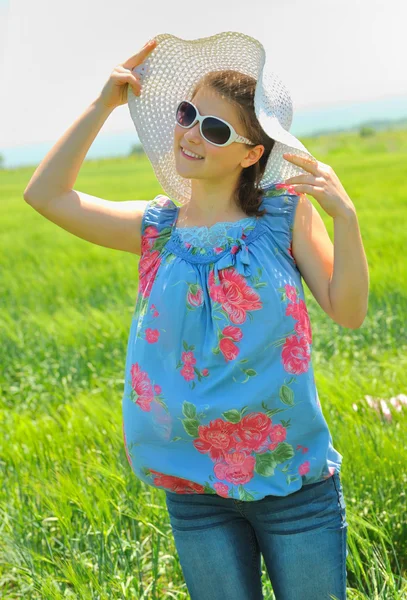 Tiener meisje op veld — Stockfoto