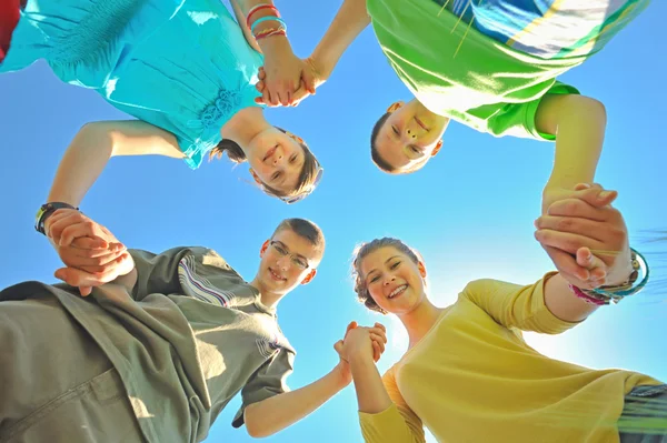 Čtyři děti, drželi se za ruce — Stock fotografie